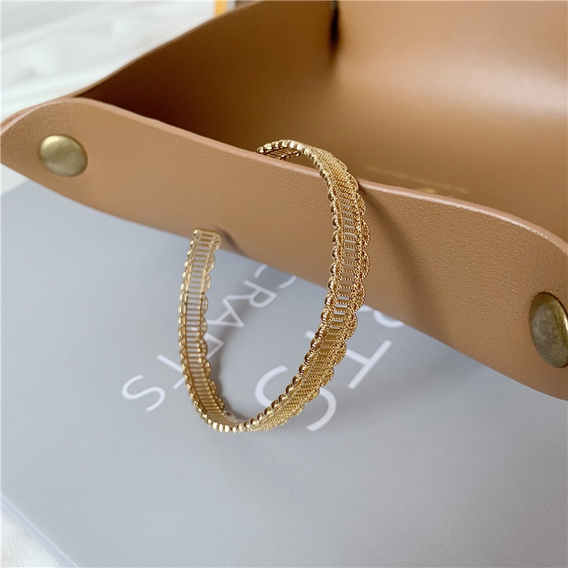 The cool and niche design of the golden hollowed-out pattern open bracelet and wristband on Instagram exudes a high-end feel and is a trendy internet-famous jewelry