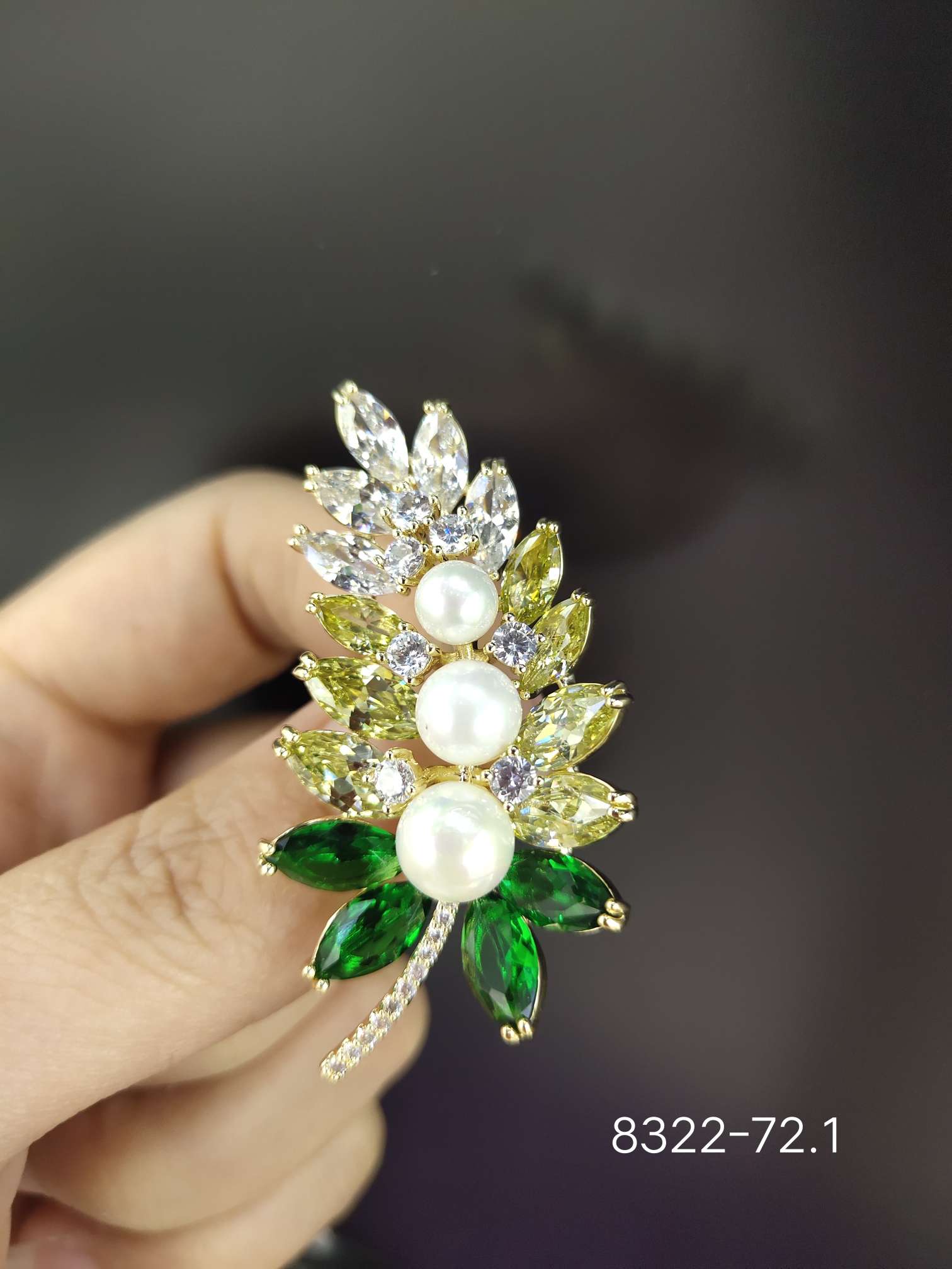 Korean-style fashionable high green feather bezel anti-glare coat accessory brooch details Picture