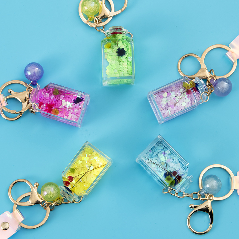 The keychain is cartoon, cute, fashionable, elegant and trendy. It's a Korean version with a strong personality. 215 details Picture