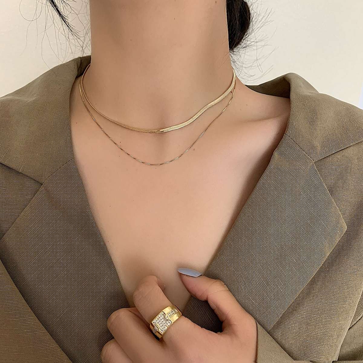 A simple and versatile double-layer snake bone chain short necklace for women, with a light luxury, high-end and niche design sense. It's a collarbone chain Item Picture