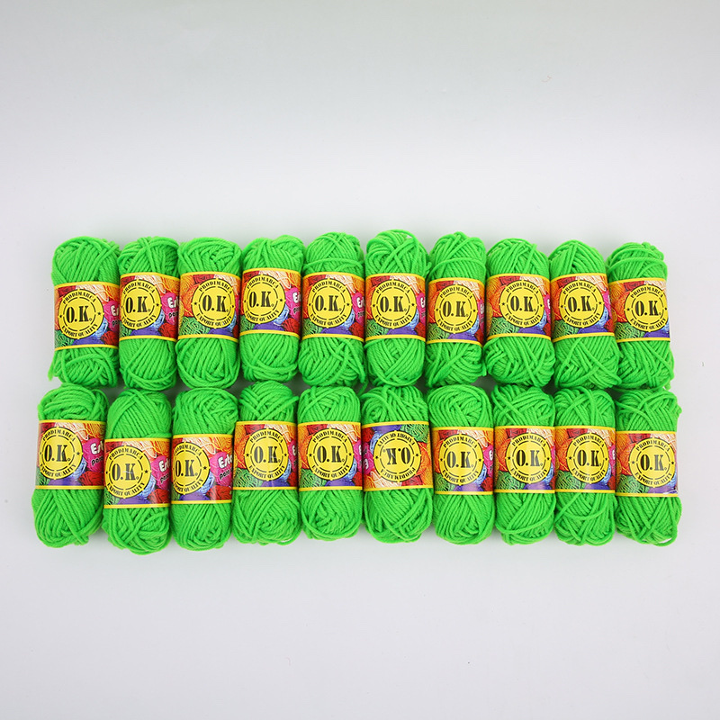 Factory direct sales of hand-knitted scarves made of acrylic wool from Europe and America, crochet hooks, medium and thick cotton balls wholesale have entered the hot sales stage detail image 9