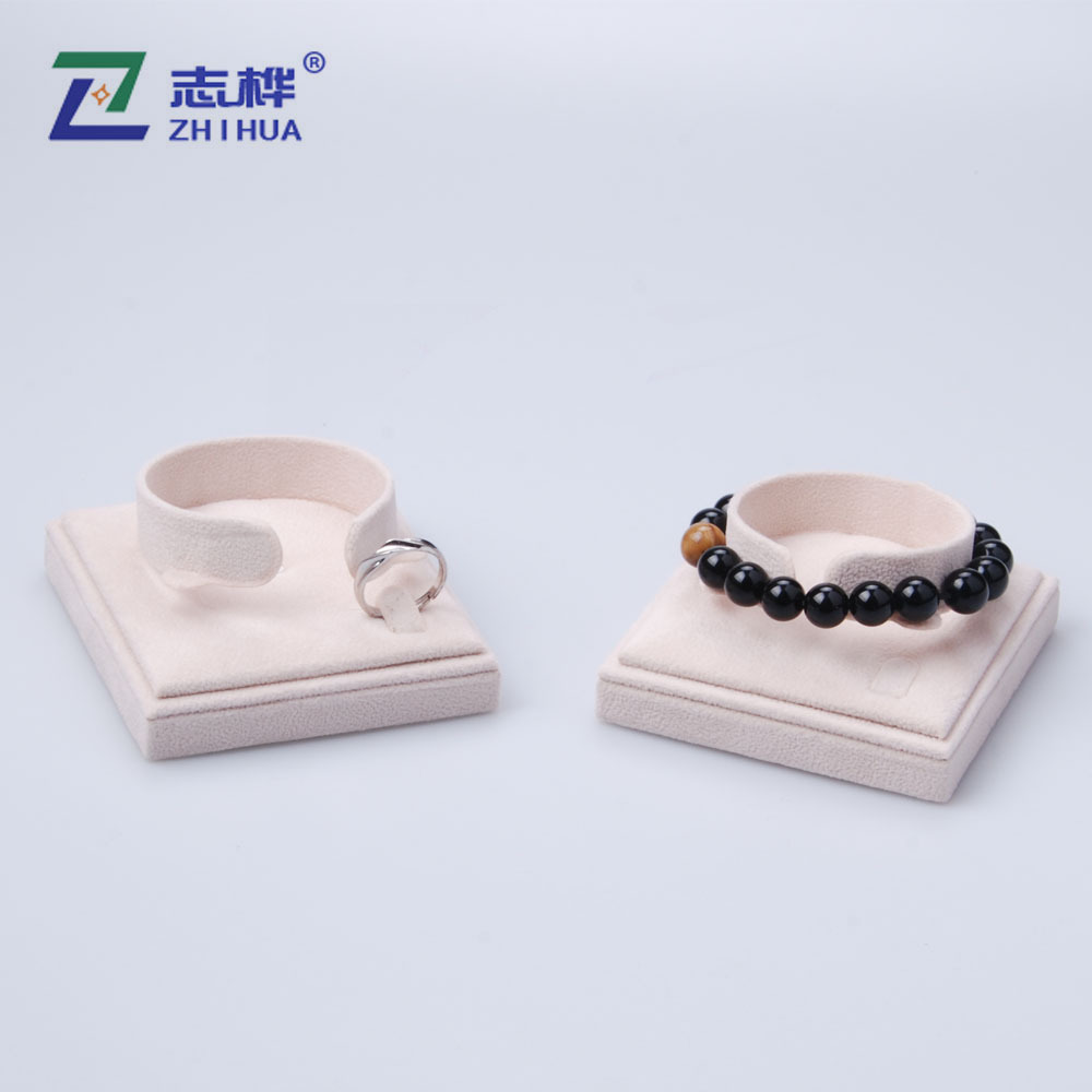 The apricot-colored pearl velvet display stand is placed flat on the bracelet stand, handchain stand and ring stand Item Picture