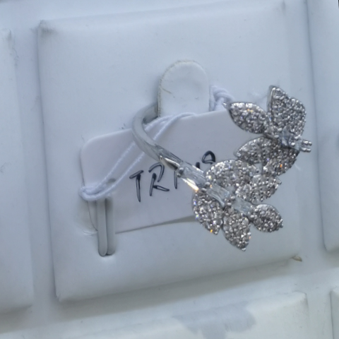 Leaf zircon white ring