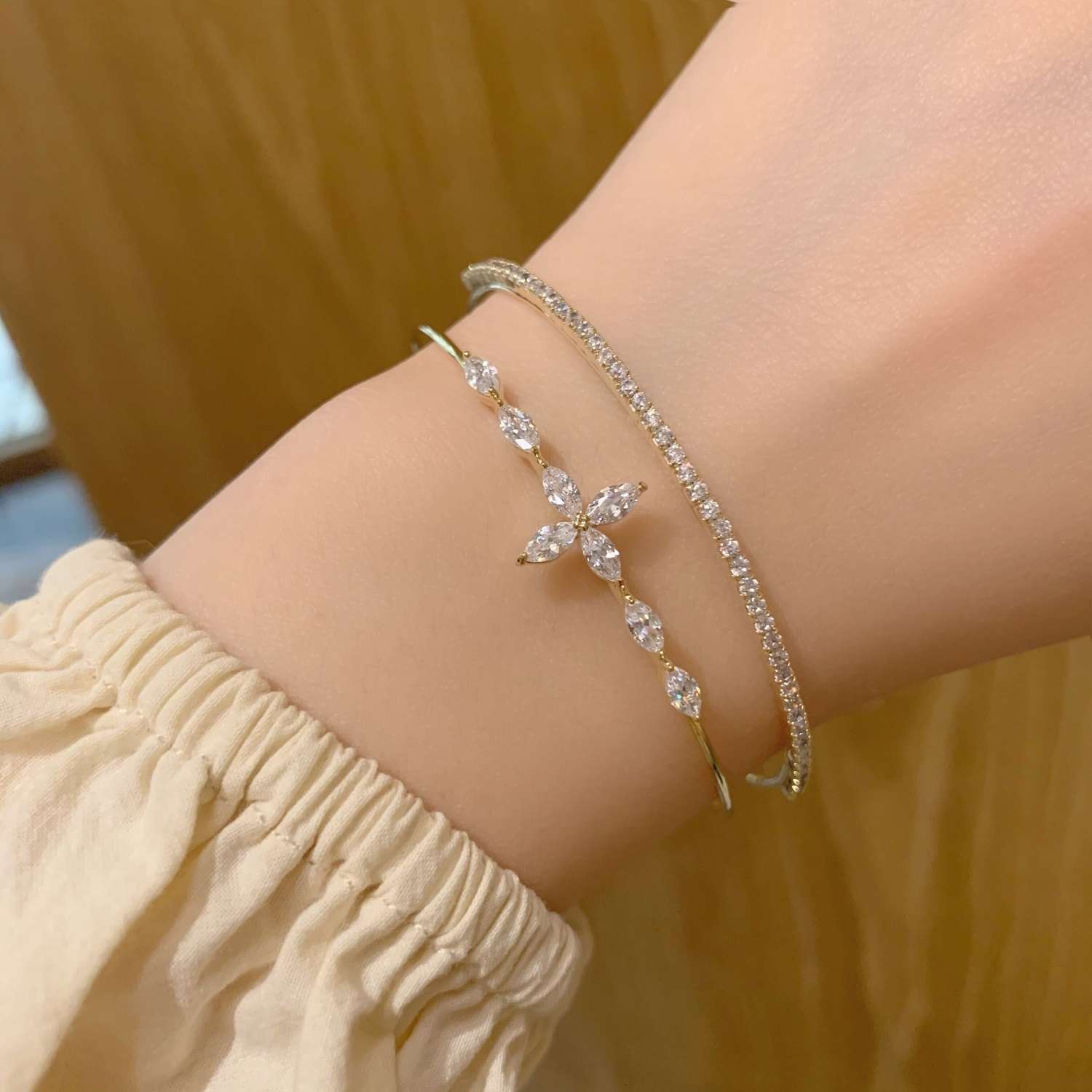This is a delicate, slightly inlaid zircon sparkling flower bracelet with a fashionable and elegant style from Japan and South Korea. It is a niche design for women and a light luxury accessory for best friends Application Scenario