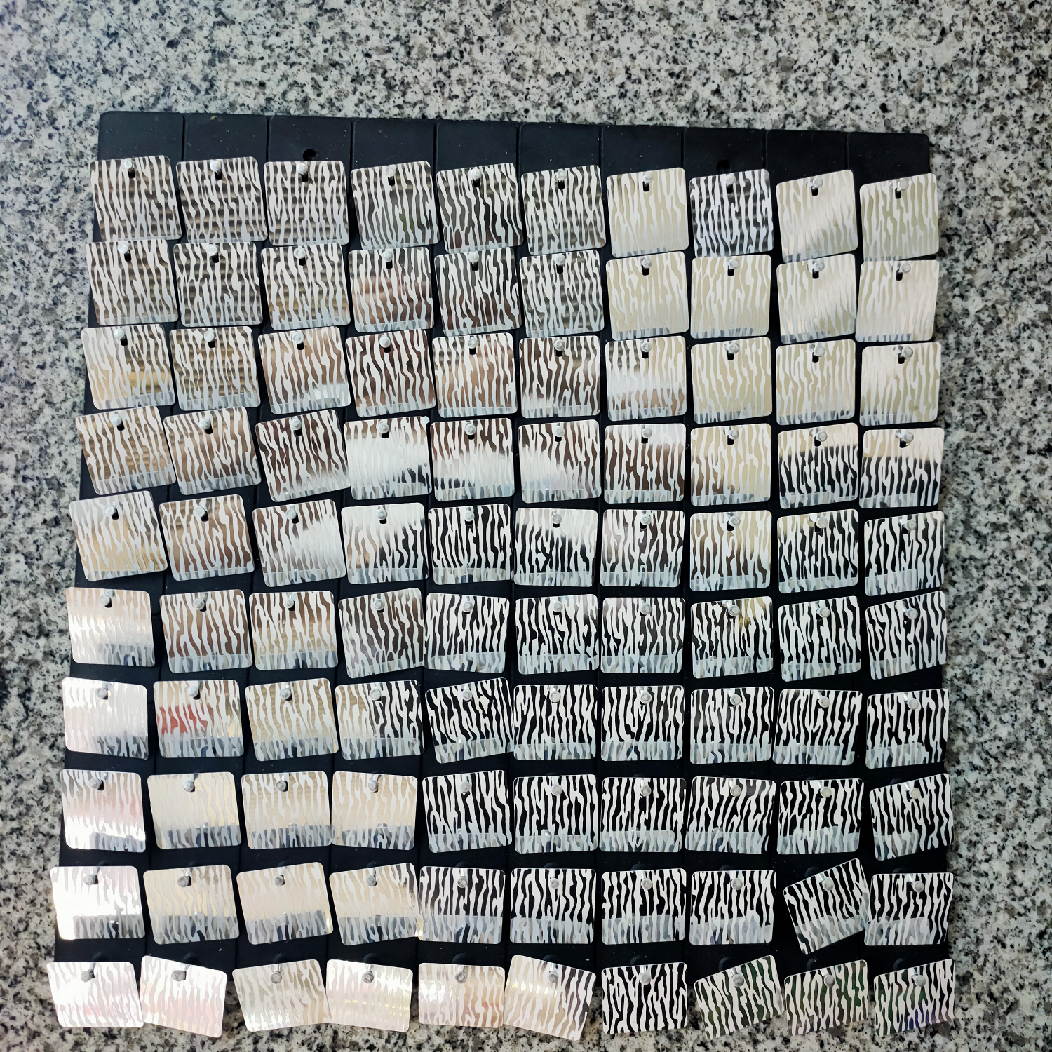 白色斑马风动板2