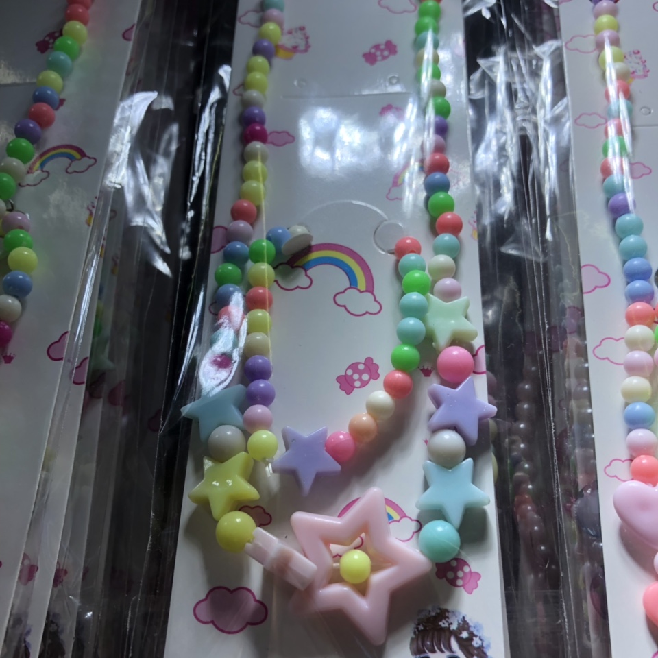 Spring-colored children's necklace matching