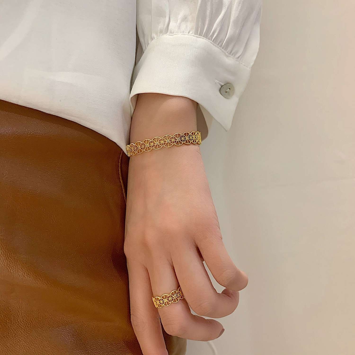 This is an Instagram minimalist, niche design, fashionable and individual open-top bracelet for women, exuding a sense of light luxury and sophistication. It is a popular wristband and accessory details Picture