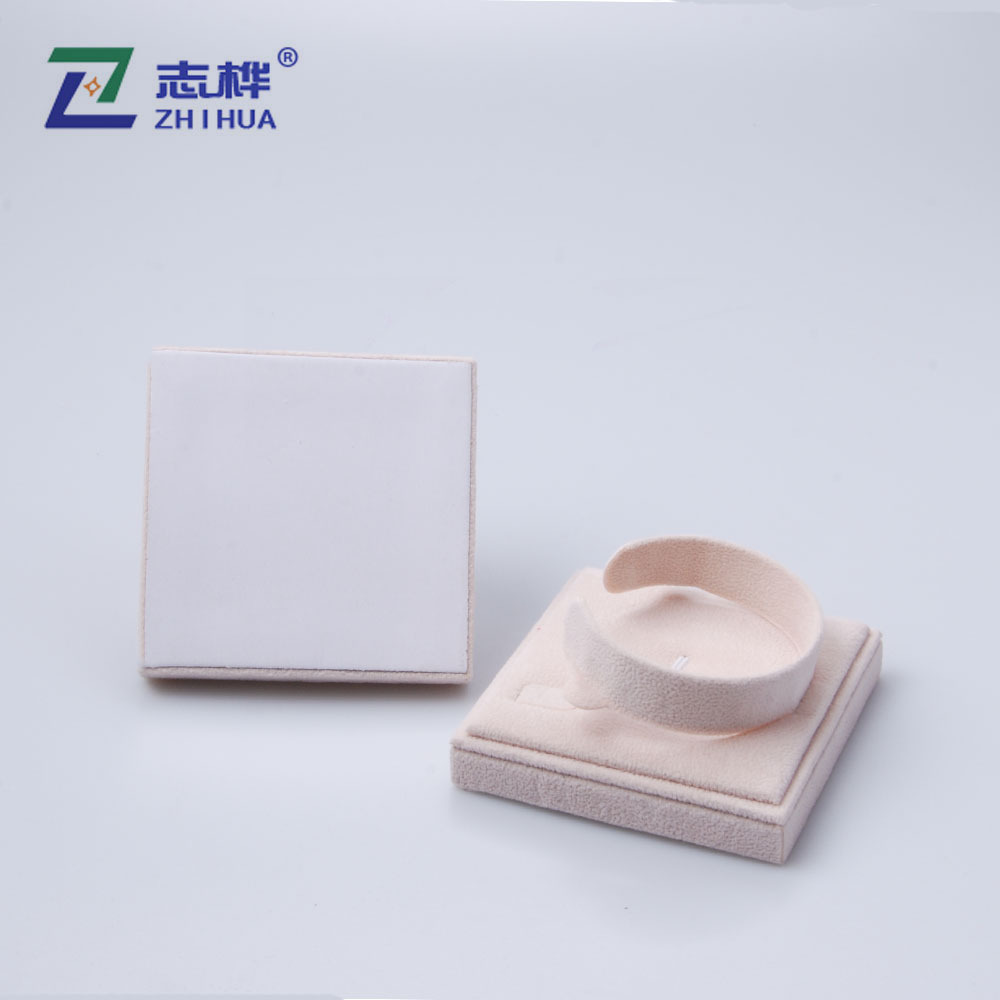 The apricot-colored pearl velvet display stand is placed flat on the bracelet stand, handchain stand and ring stand Specification image