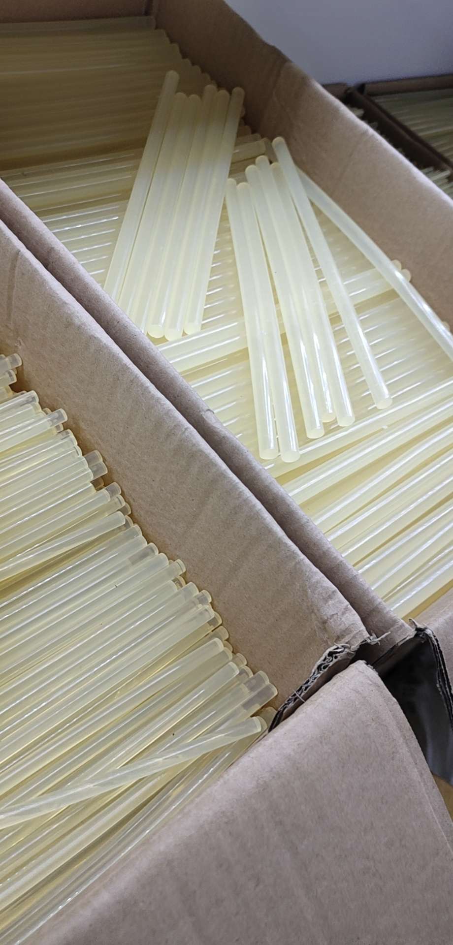 Medium adhesive hot melt glue stick, transparent stick, 11*270mm. Welcome to contact details Picture