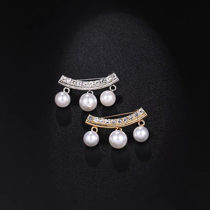 Three pearl strip brooch