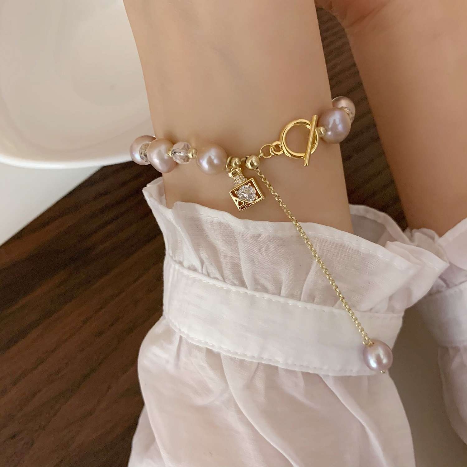 Japanese and Korean pearl bracelets for women, simple and niche design sense, Instagram-worthy best friend and student bracelets details Picture