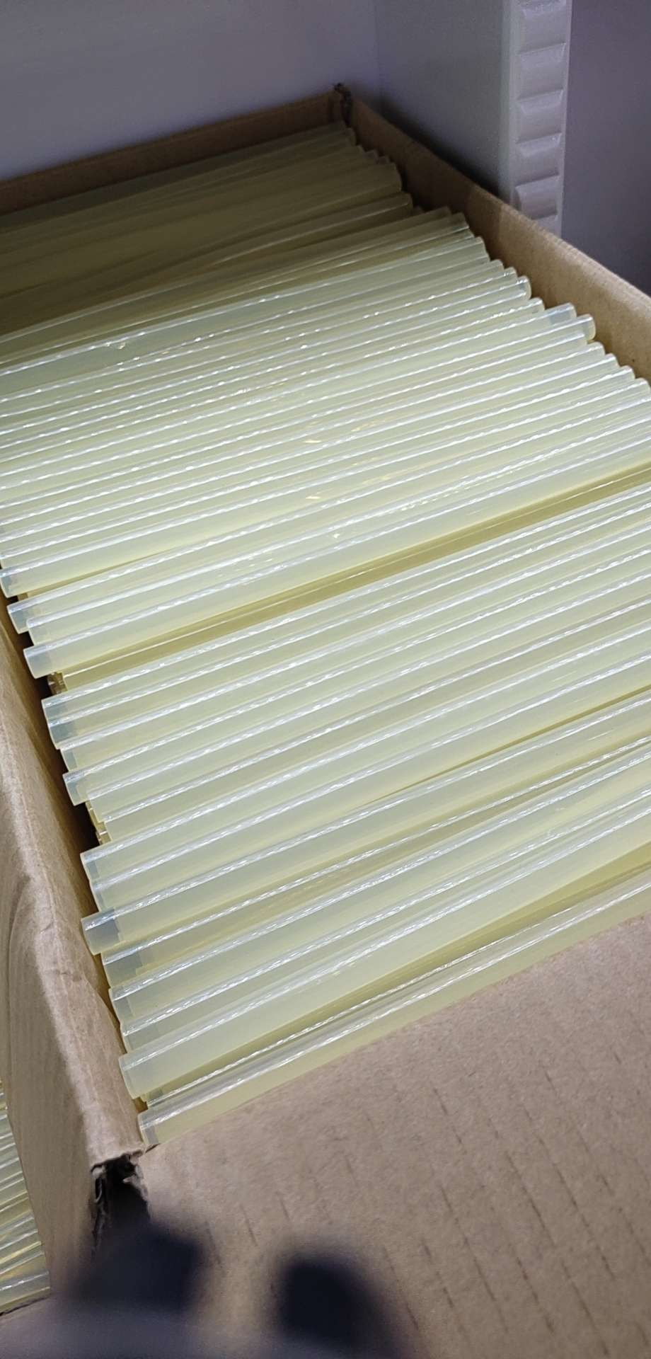 Medium-viscosity hot melt adhesive stick, slightly yellow adhesive stick, 7*270mm Specification image