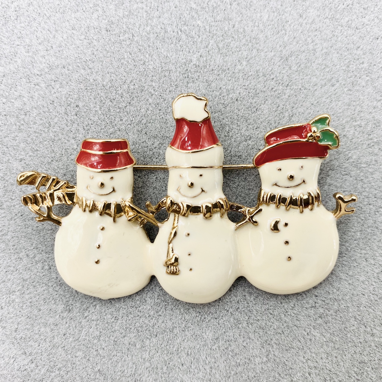 European and American retro Christmas series brooches with three snowmen, high-end and elegant corsage birthday gifts, unisex