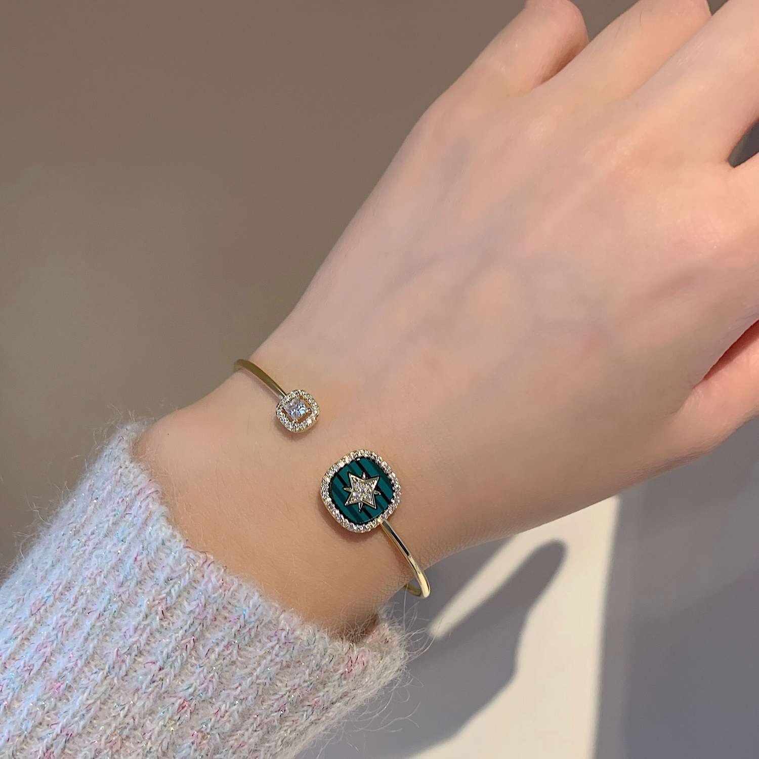 The original and niche design of the open bracelet for women on Instagram in 2021 is a trendy and personalized bracelet accessory Specification image