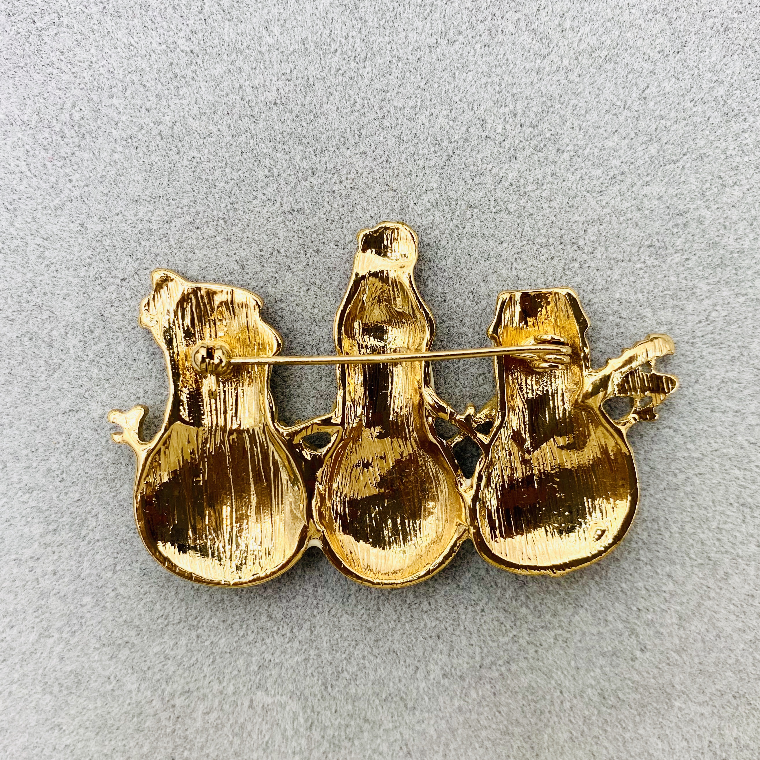European and American retro Christmas series brooches with three snowmen, high-end and elegant corsage birthday gifts, unisex Specification image