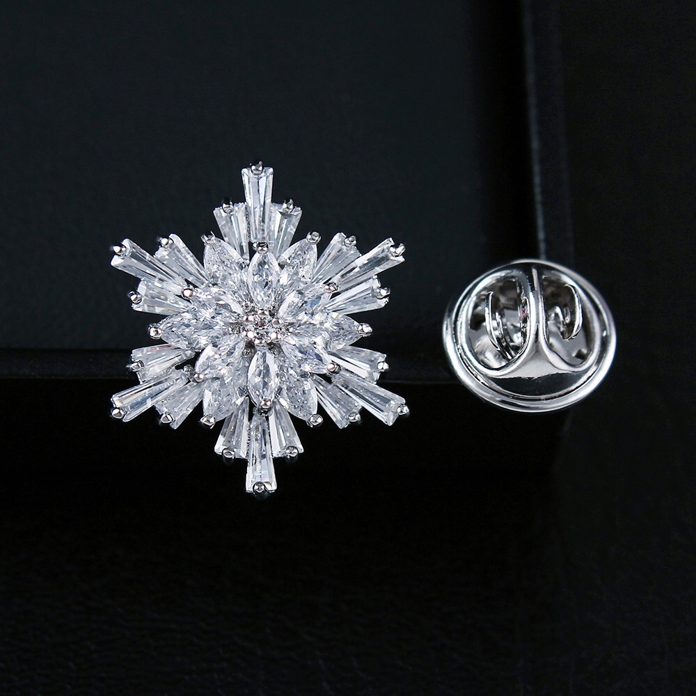 Micro-inlaid zircon snowflake brooch, small pin, real gold electroplated high-end brooch, universal anti-glare