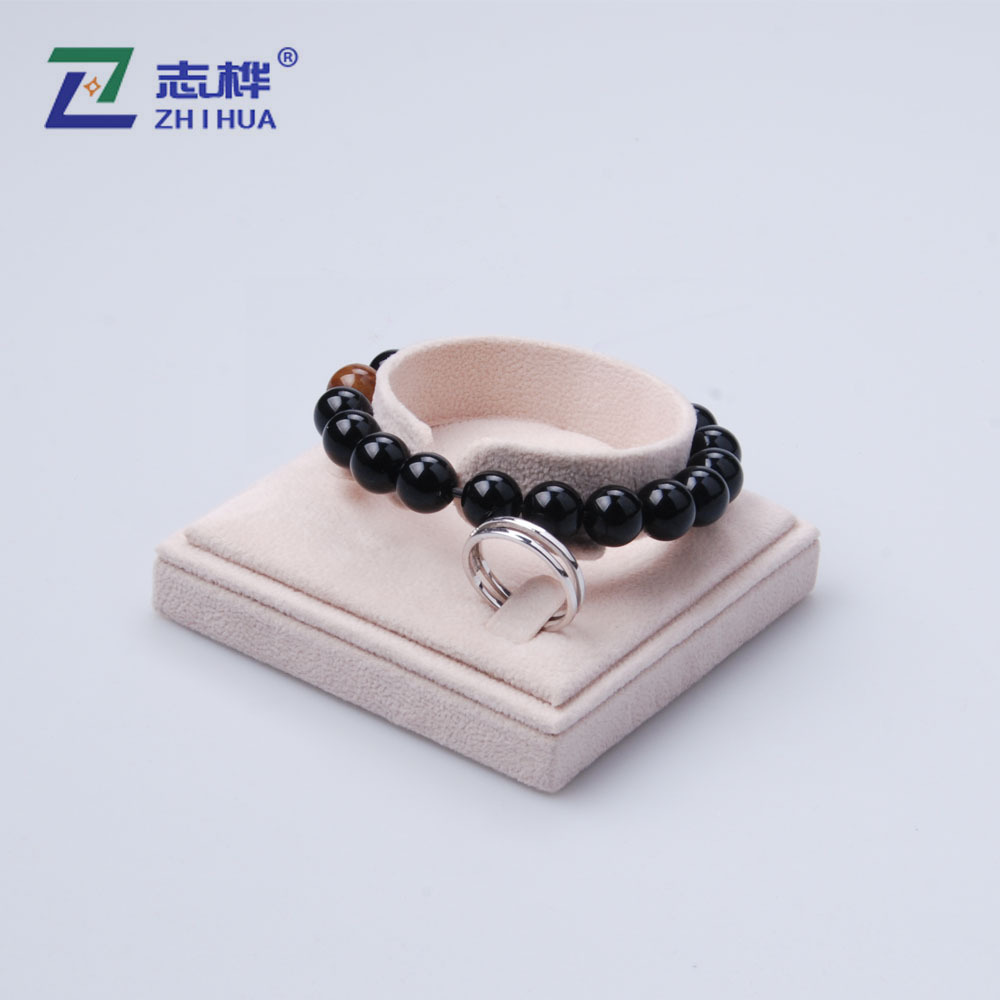 The apricot-colored pearl velvet display stand is placed flat on the bracelet stand, handchain stand and ring stand Application Scenario