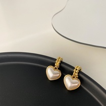 Metallic half-face pearl earrings, French charm