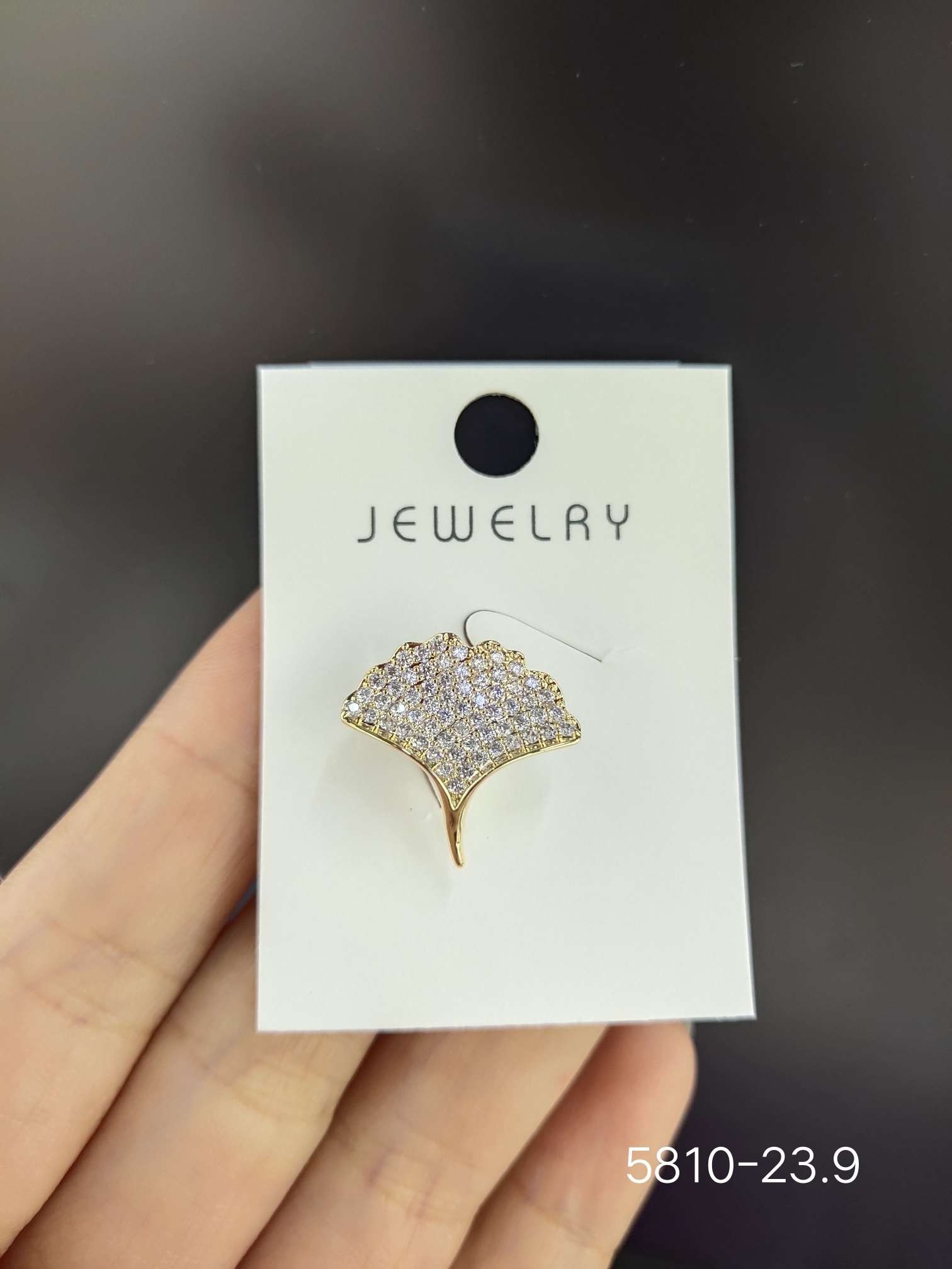 Korean-style fashionable ginkgo leaf high-end anti-glare coat accessory brooch details Picture