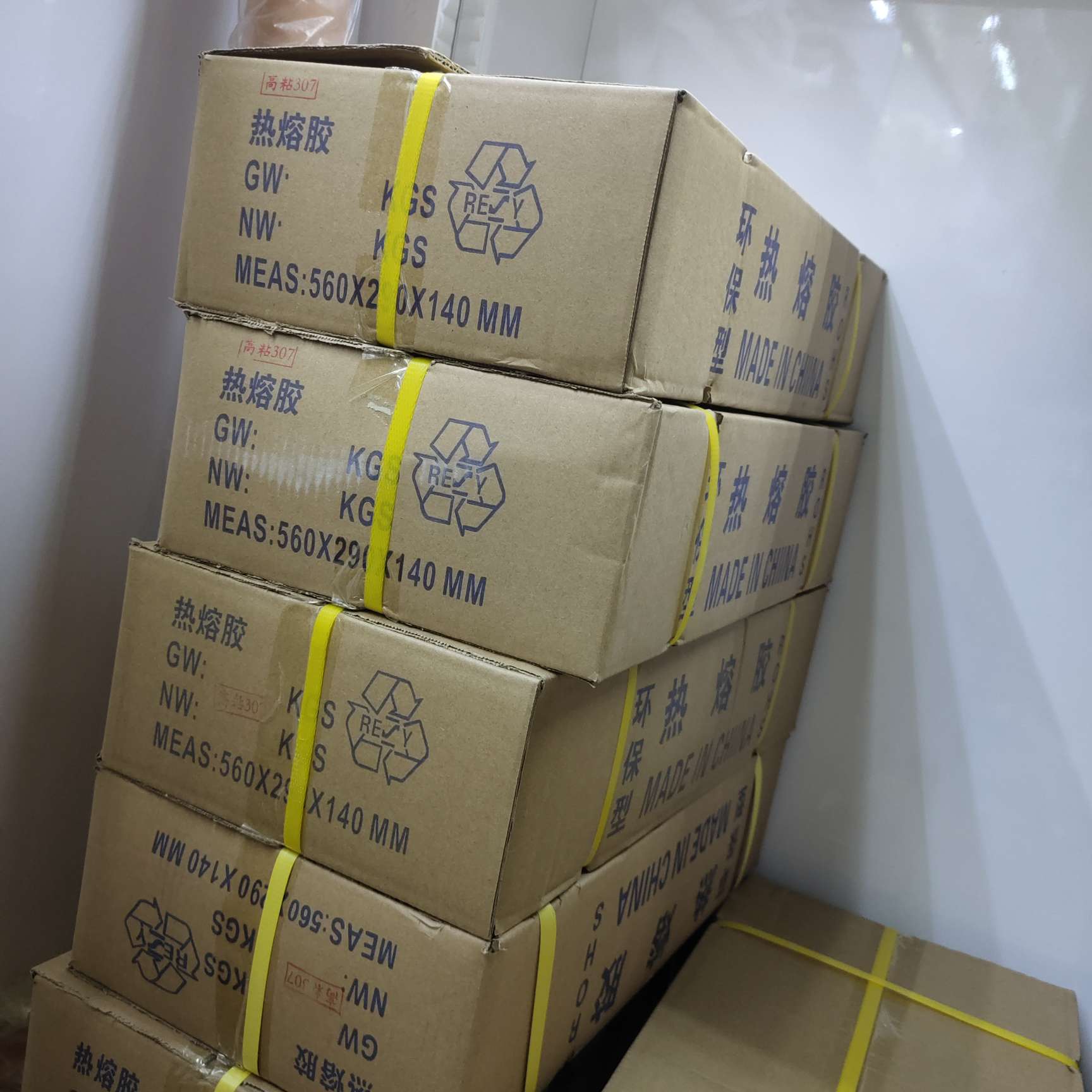 Yellow high-viscosity transparent hot melt adhesive stick 307#11*270mm. Welcome to contact the manufacturer for direct sales details Picture