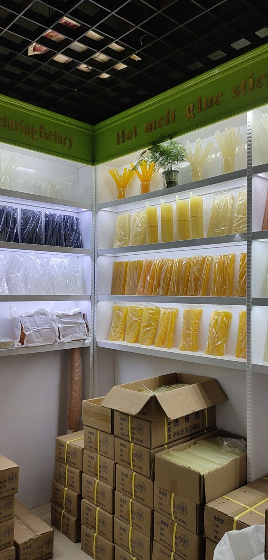 The thickness of the high-viscosity yellow transparent hot melt adhesive stick is indicated details Picture