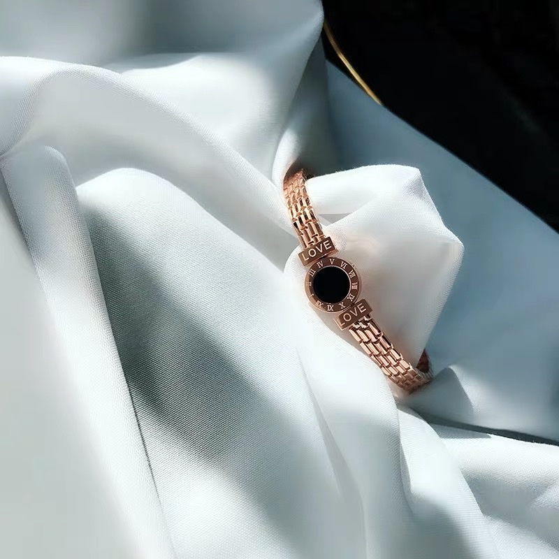 Rose gold titanium steel bracelet, a popular Korean version of women's jewelry, is simple, individual and does not fade Specification image
