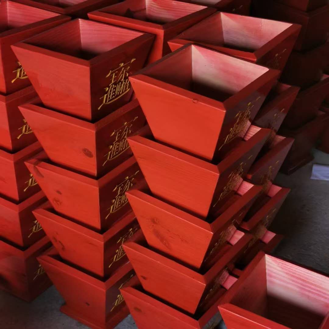 The base of the painted red five-color flag of the Taoist items is inserted with flags, rice baskets, five dragon flags, Tai Chi, Eight Trigrams, and golden Qilin. 1