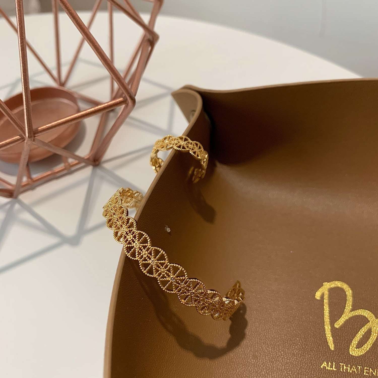 This is an Instagram minimalist, niche design, fashionable and individual open-top bracelet for women, exuding a sense of light luxury and sophistication. It is a popular wristband and accessory Item Picture