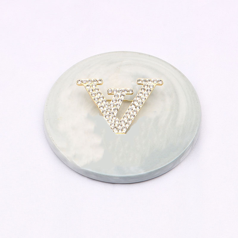 High-end, fashionable and versatile letter brooch, trendy and Korean unique creative water diamond pendant, as a gift for friends details Picture