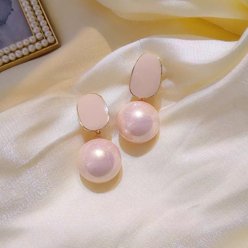Classic, fashionable and trendy European and American personalized stud earrings designed by socialites Application Scenario