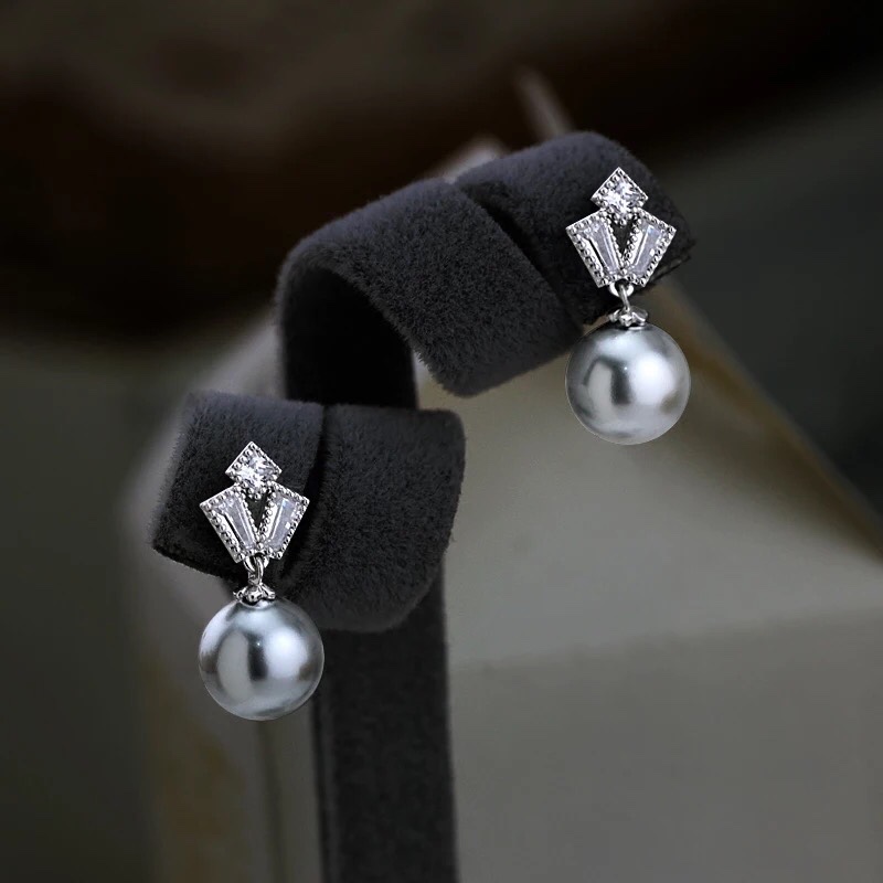 Fashionable, elegant, simple, versatile, individual, exquisite and stylish stud earrings