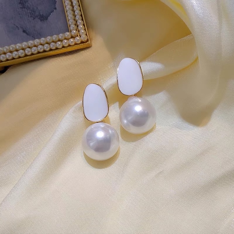 Classic, fashionable and trendy European and American personalized stud earrings designed by socialites Specification image