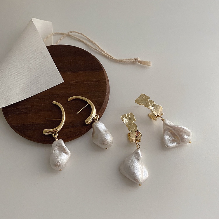 Unique metal shape, shaped large pearl earrings, French charm.