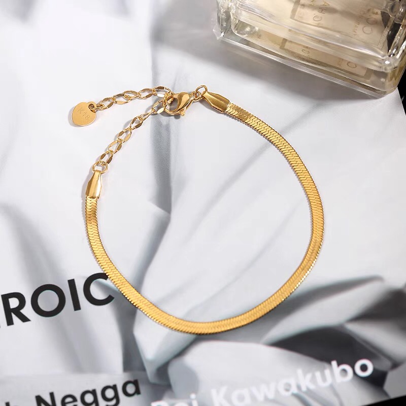 The wide snake bone bracelet for girls exudes a light luxury, niche sophistication, and is made of titanium steel with a simple yet exquisite charm