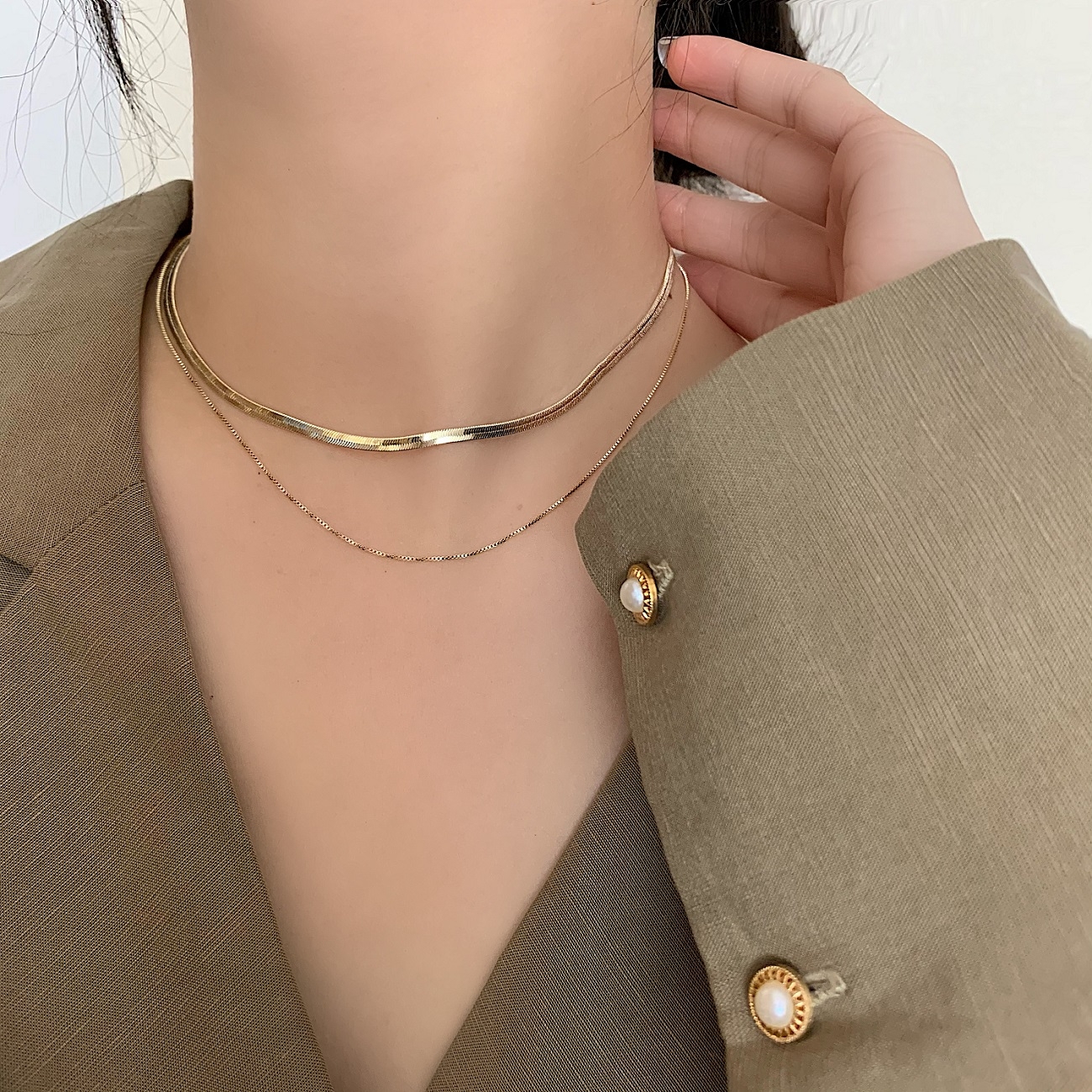 A simple and versatile double-layer snake bone chain short necklace for women, with a light luxury, high-end and niche design sense. It's a collarbone chain