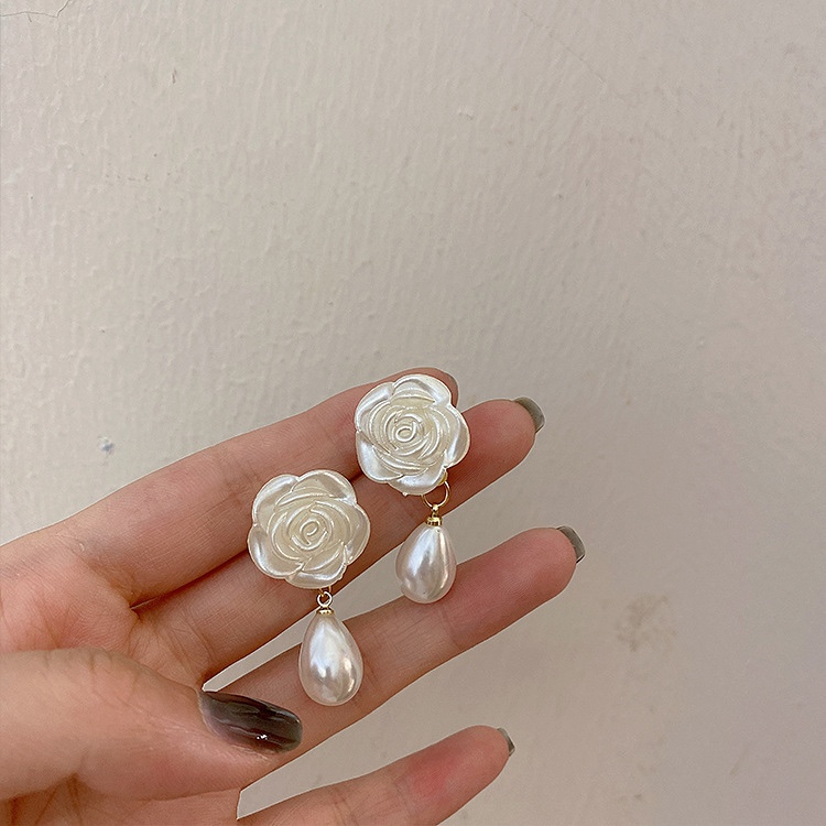 Flower pearl medium earrings, elegant temperament, chic shape