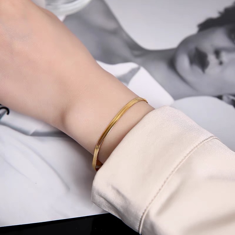 The wide snake bone bracelet for girls exudes a light luxury, niche sophistication, and is made of titanium steel with a simple yet exquisite charm details Picture