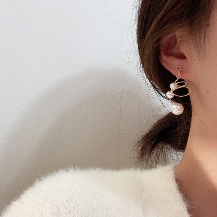 Threaded pearl earrings with unique shape