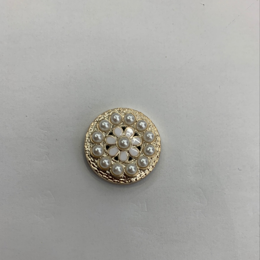 Thirteen pearls in the middle flower white circle