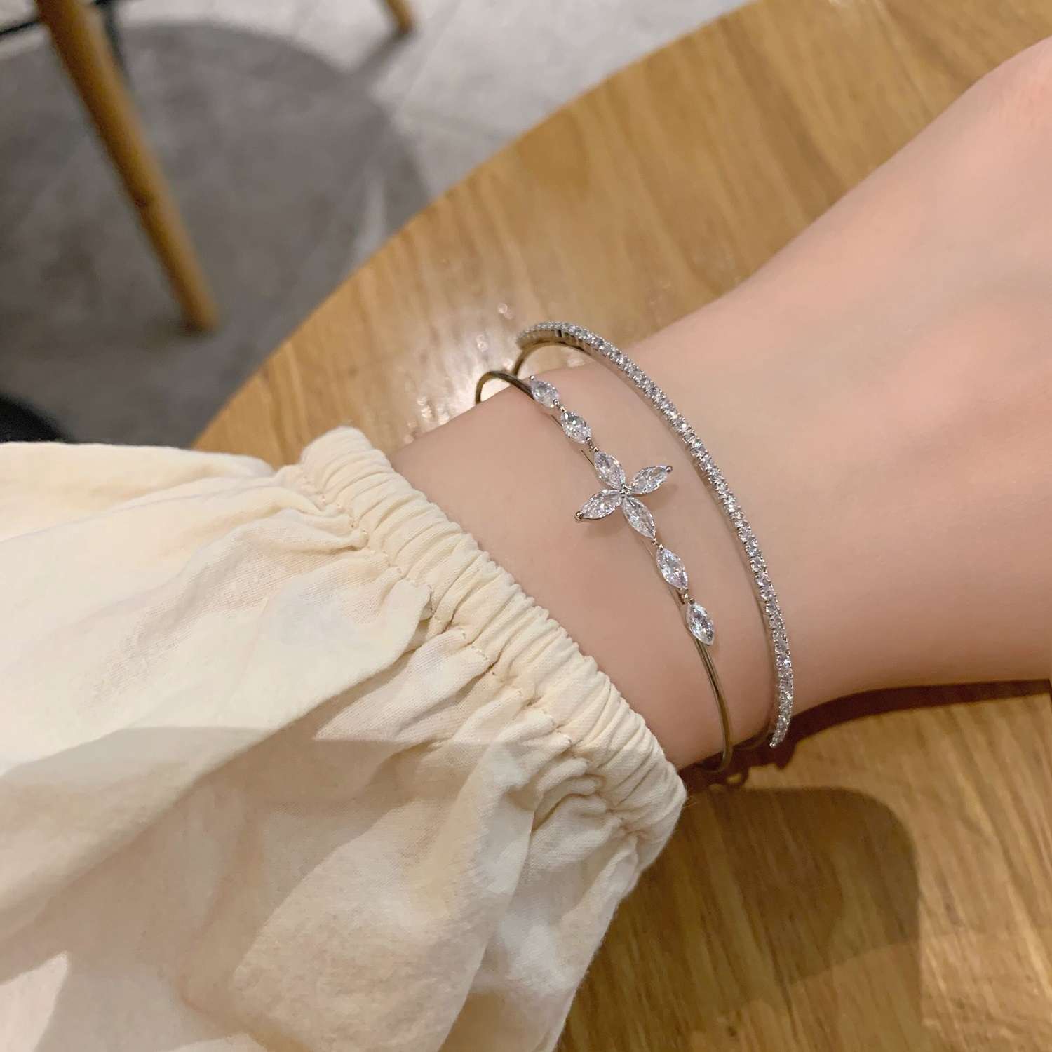 This is a delicate, slightly inlaid zircon sparkling flower bracelet with a fashionable and elegant style from Japan and South Korea. It is a niche design for women and a light luxury accessory for best friends Item Picture