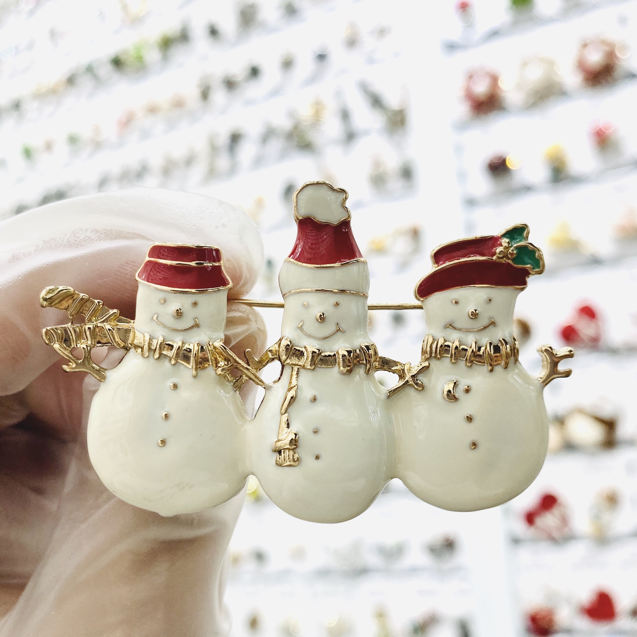European and American retro Christmas series brooches with three snowmen, high-end and elegant corsage birthday gifts, unisex details Picture