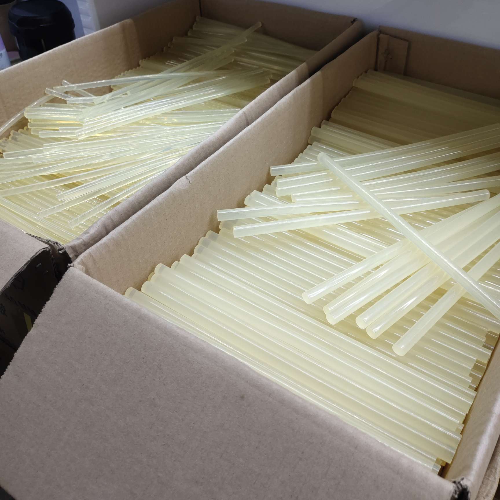 Medium adhesive hot melt glue stick, transparent stick, 11*270mm. Welcome to contact Application Scenario