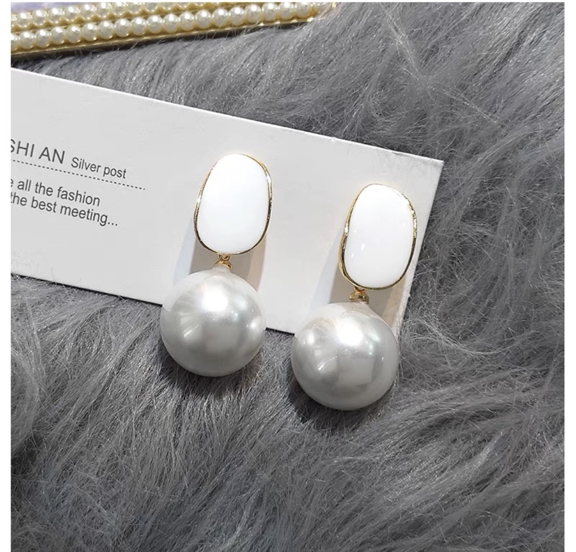 Classic, fashionable and trendy European and American personalized stud earrings designed by socialites details Picture