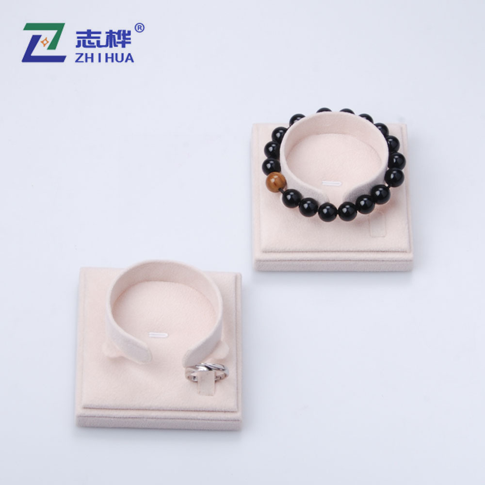The apricot-colored pearl velvet display stand is placed flat on the bracelet stand, handchain stand and ring stand details Picture