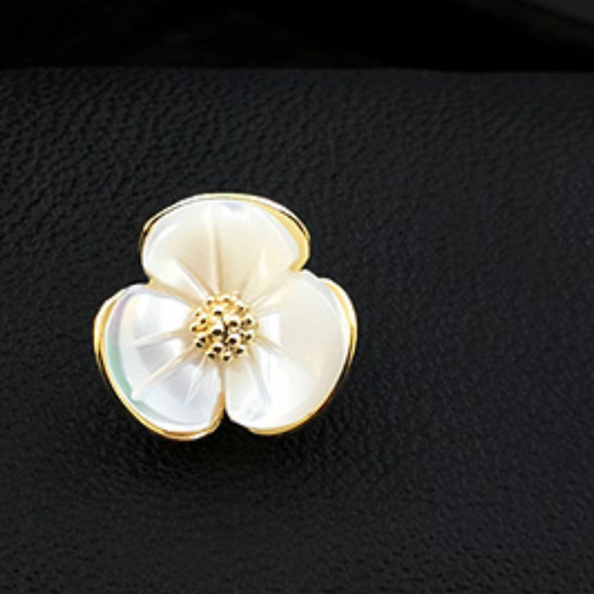 Three petal flower top clip
