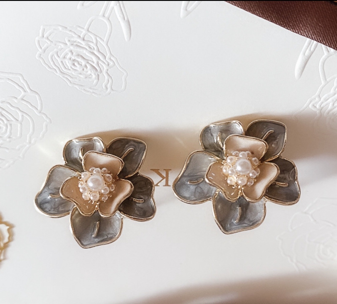 Korean-style socialite banquet style, trendy and fashionable Bohemian rose stud earrings Application Scenario