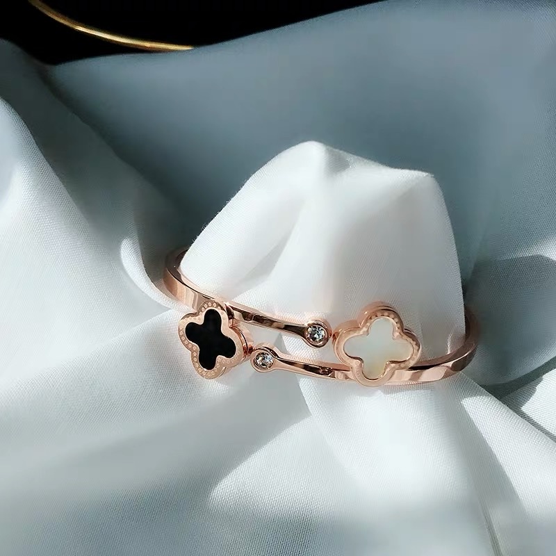 Rose gold titanium steel bracelet, a popular Korean version of women's jewelry, is simple, individual and does not fade Application Scenario