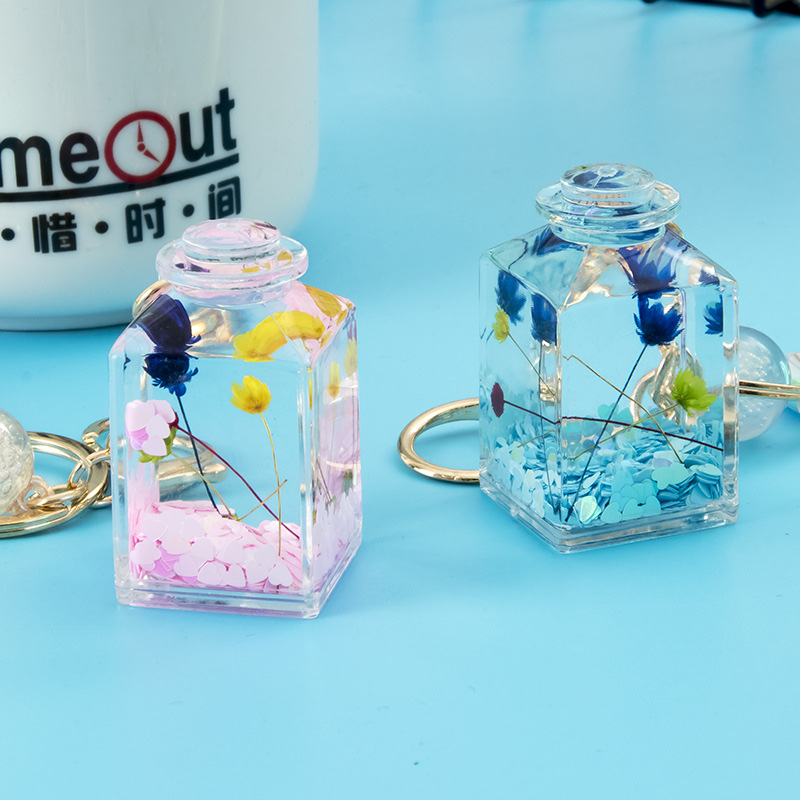 The keychain is cartoon, cute, fashionable, elegant and trendy. It's a Korean version with a strong personality. 215 Application Scenario