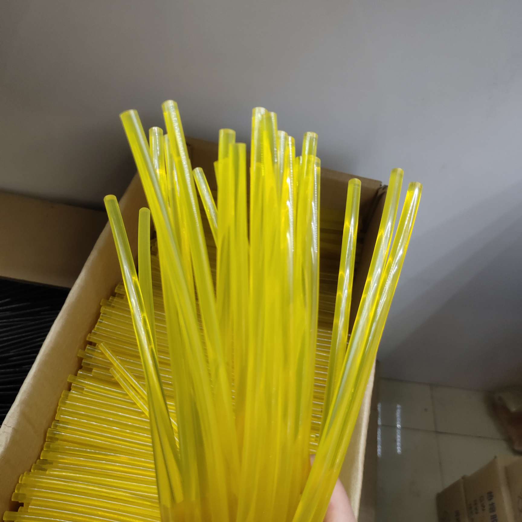 Yellow high-viscosity transparent hot melt adhesive stick 307#11*270mm. Welcome to contact the manufacturer for direct sales Item Picture