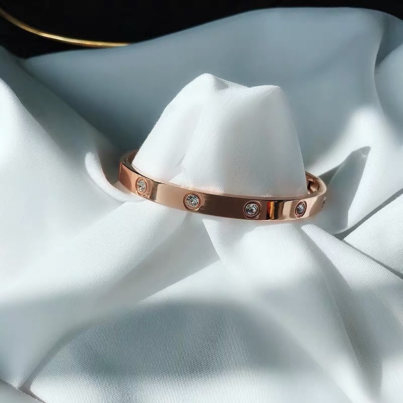 Rose gold titanium steel bracelet, a popular Korean version of women's jewelry, is simple, individual and does not fade details Picture